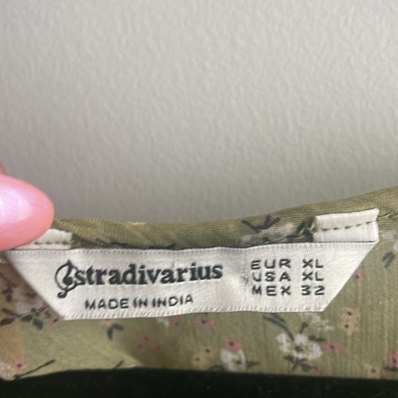 Green floral blouse perfect for work or brunch! - Picture 2 of 2